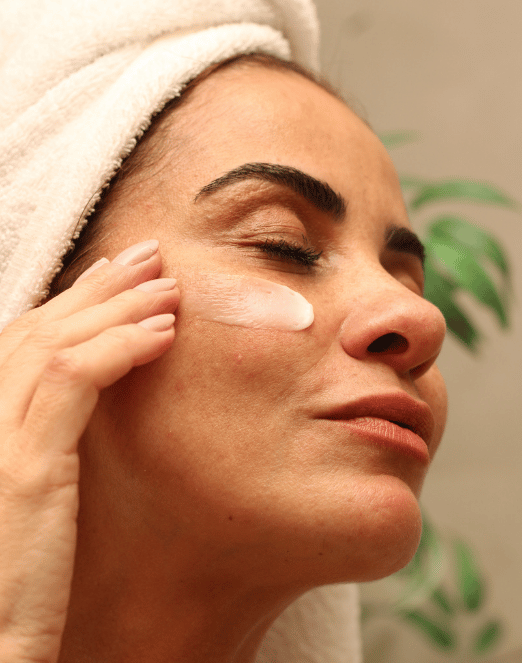 Mulher aplicando o s&eacute;rum facial BioGlow